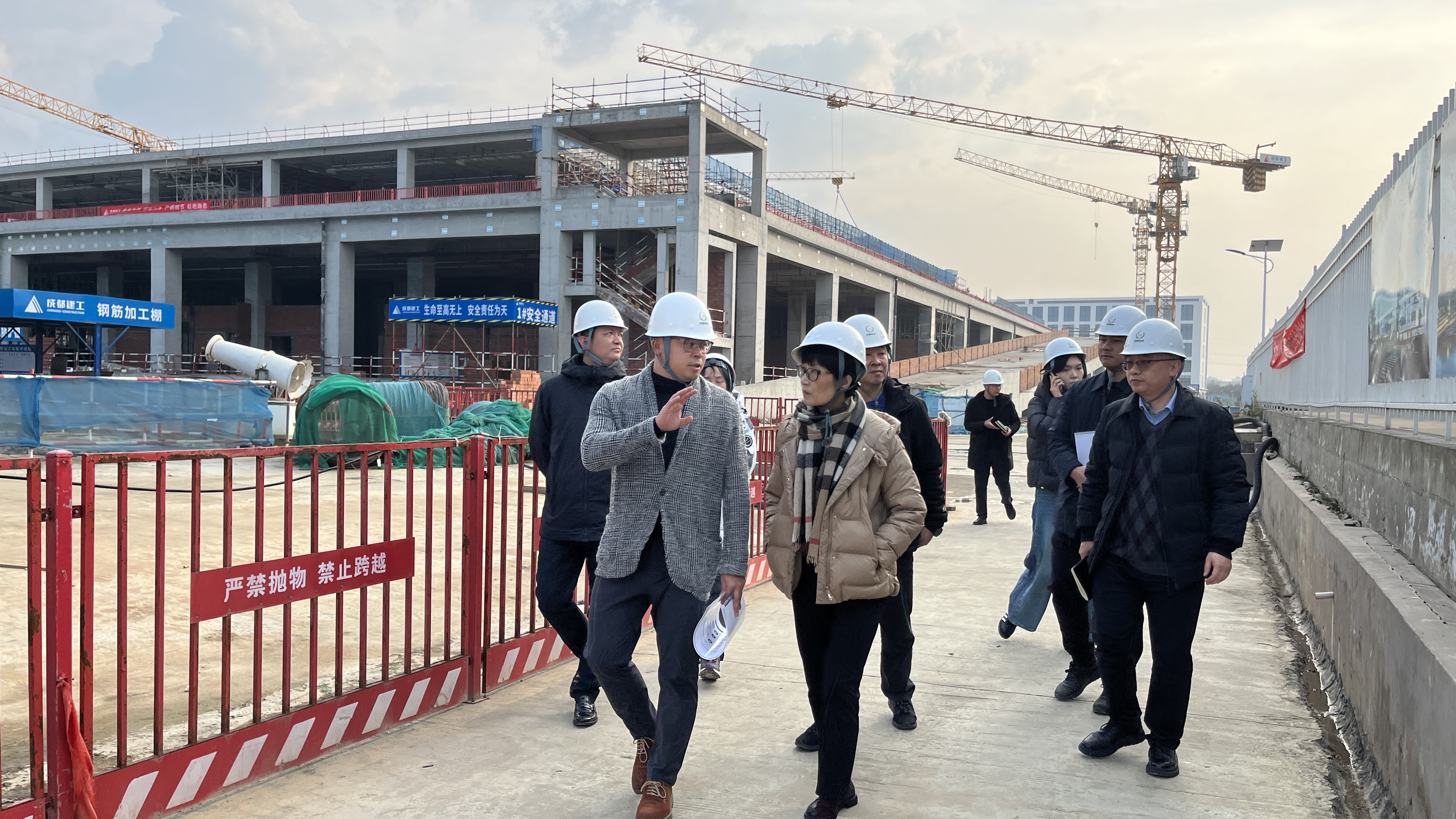 成都市商务局局长何丽调研成都菜篮子保供中心暨国际农产品及食品综合服务项目.jpg