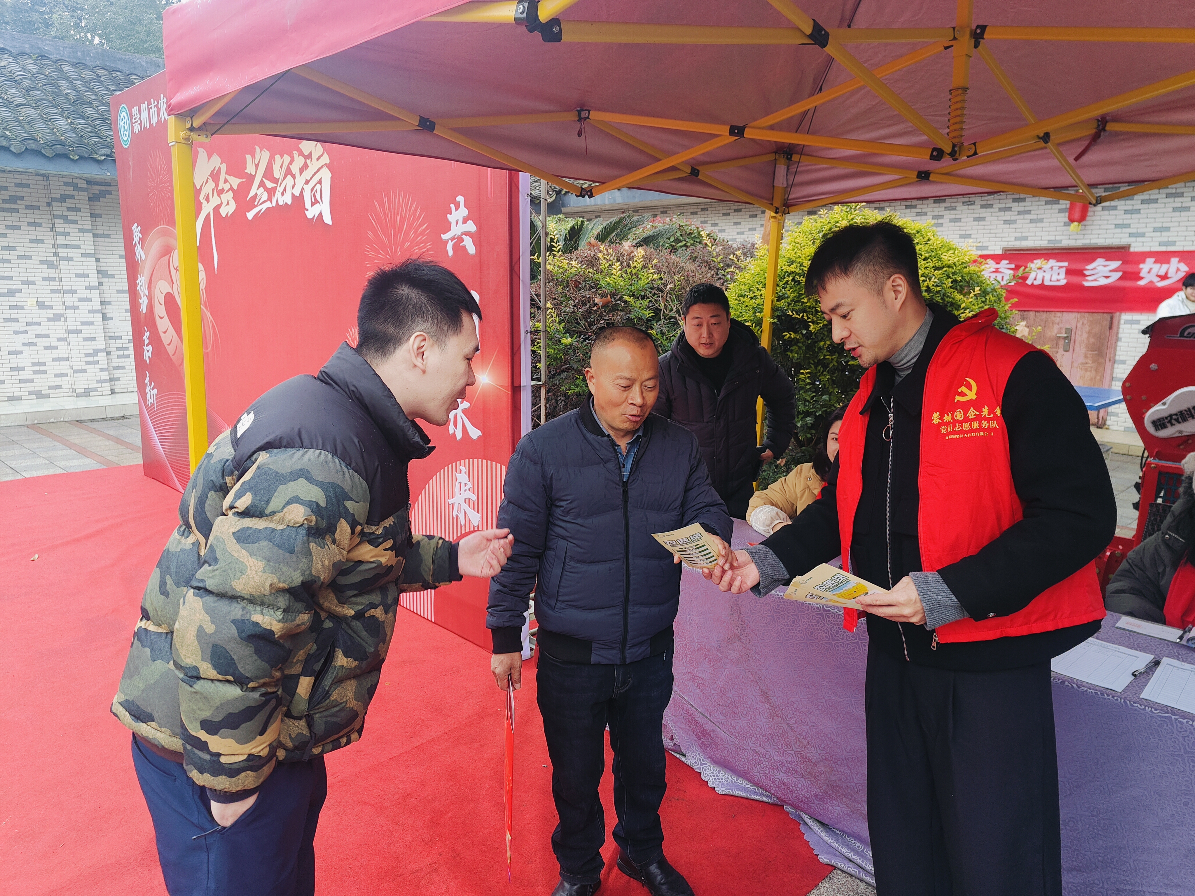 锦融小贷公司开展农村金融产品宣讲和服务.jpg